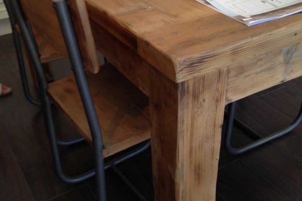 particolare di tavolo in legno per cucina